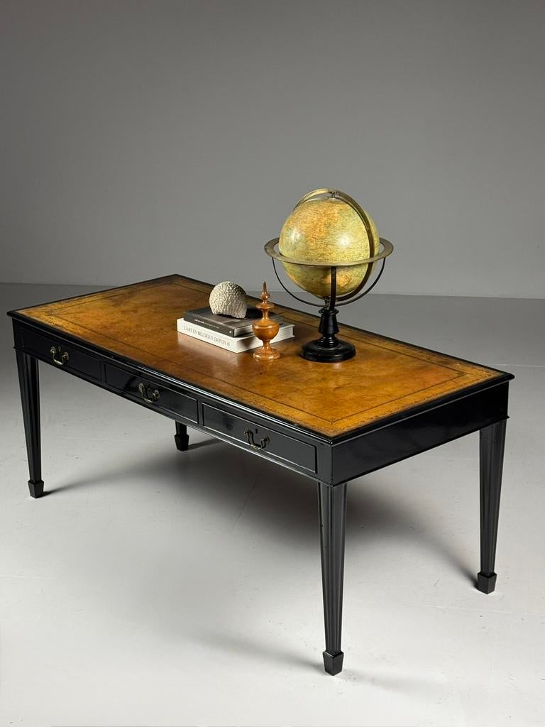 Engelse schrijftafel bureau zwart antiek