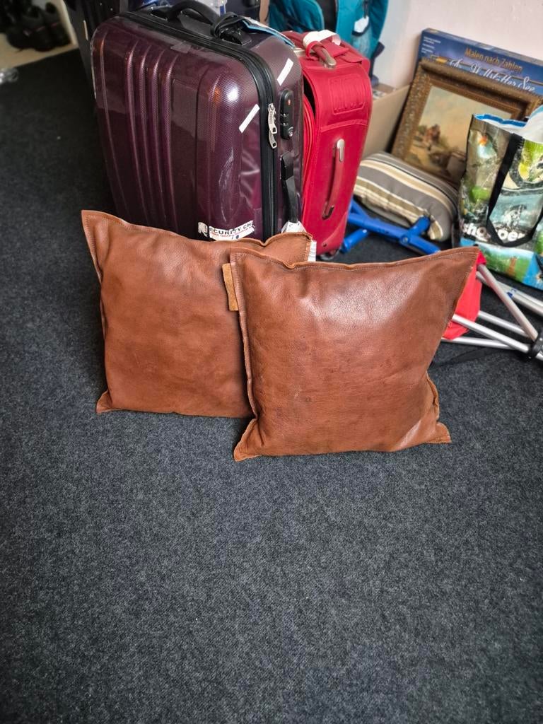 Twee bruine leren kussens van The Pearsons, Huis en Inrichting, Ophalen of Verzenden