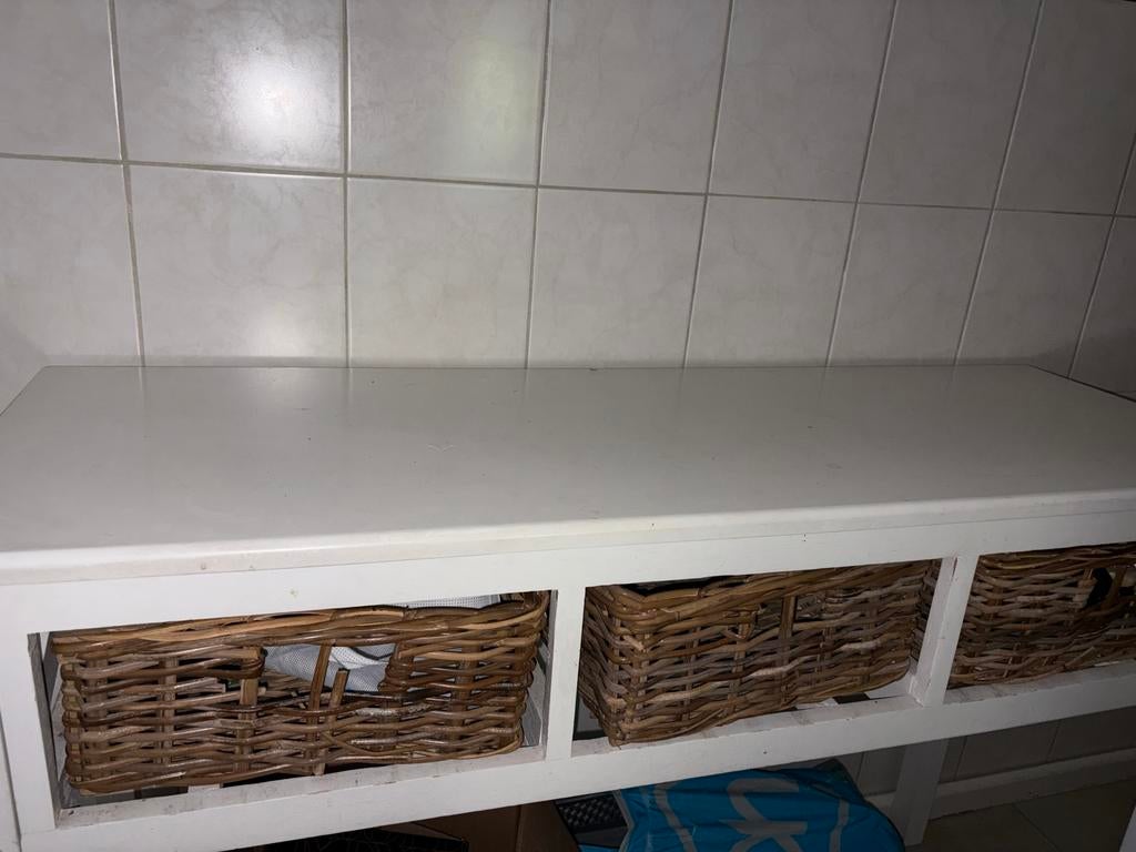 Witte sidetable/bankje met rieten manden, Huis en Inrichting, Tafels | Sidetables, Gebruikt, 100 tot 150 cm, Ophalen of Verzenden