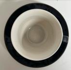 Zwart-witte kop en schotel met bloemenpatroon, Huis en Inrichting, Gebruikt, Keramiek, Ophalen of Verzenden, Overige stijlen