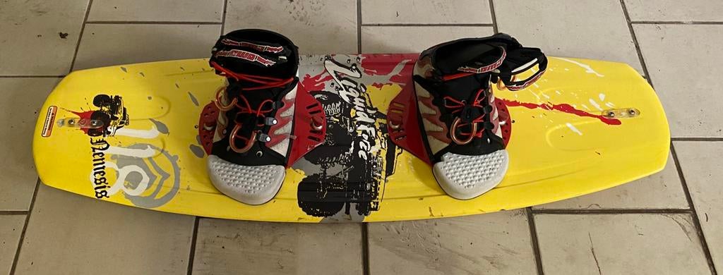 Liquid force wakeboard 120cm met 28,5 bindingen wakebord, Watersport en Boten, Wakeboarden, Ophalen, Gebruikt, Board en Schoenen