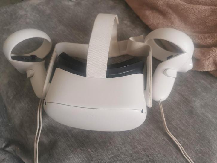 Meta Quest 2 VR-bril met controllers, Spelcomputers en Games, Virtual Reality, Zo goed als nieuw, Overige platformen, Ophalen of Verzenden