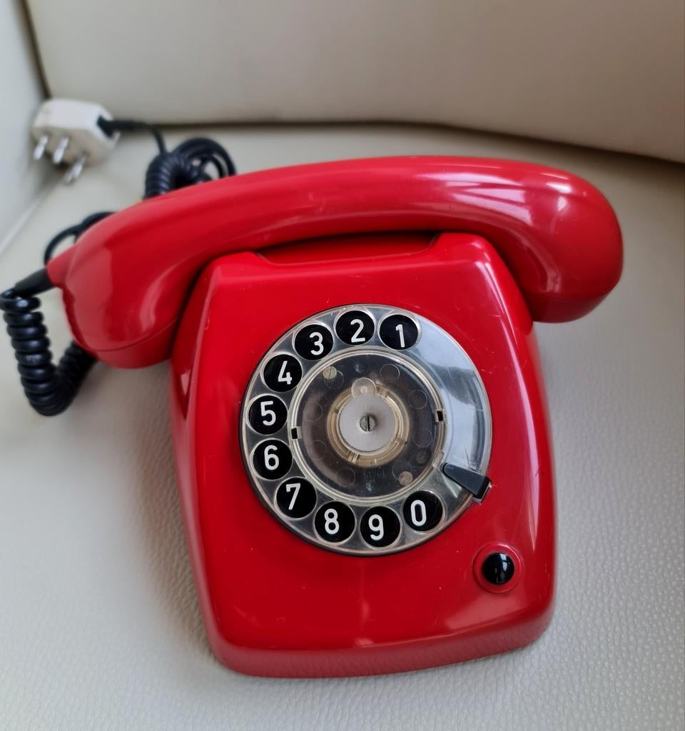 Vintage T65 de Luxe Robijn rode telefoon zeldzaam en mooi, Ophalen, Gebruikt, Met draaischijf