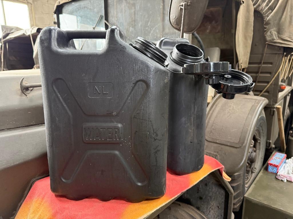 Twee water jerrycans Nederlandse leger (orgineel), Ophalen of Verzenden, Landmacht, Nederland, Overige typen