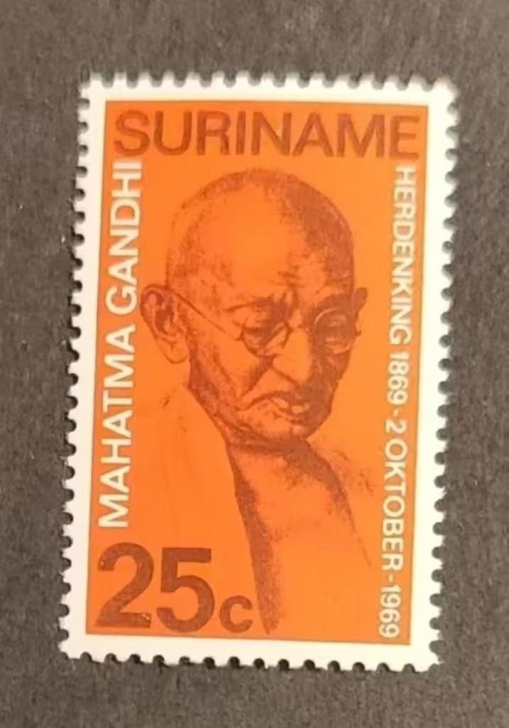 Suriname 519 Ghandi (pf), Postzegels en Munten, Verzenden, Postfris