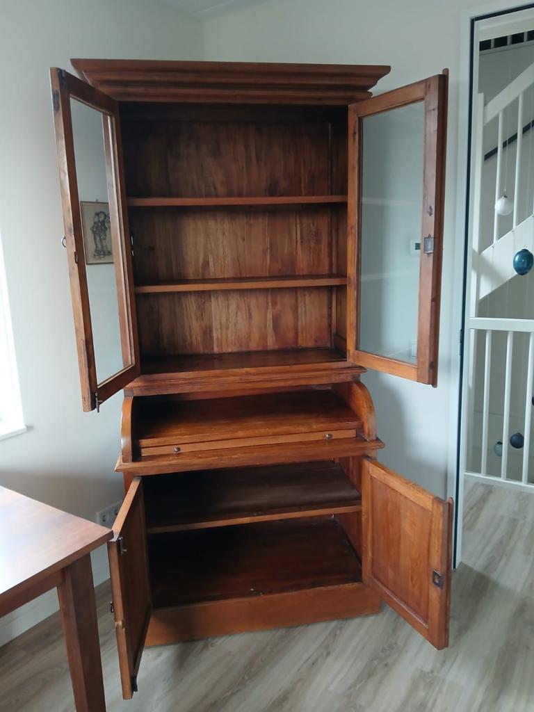 Teak hout. Kast kan in twee delen meegenomen worden, Ophalen, Gebruikt