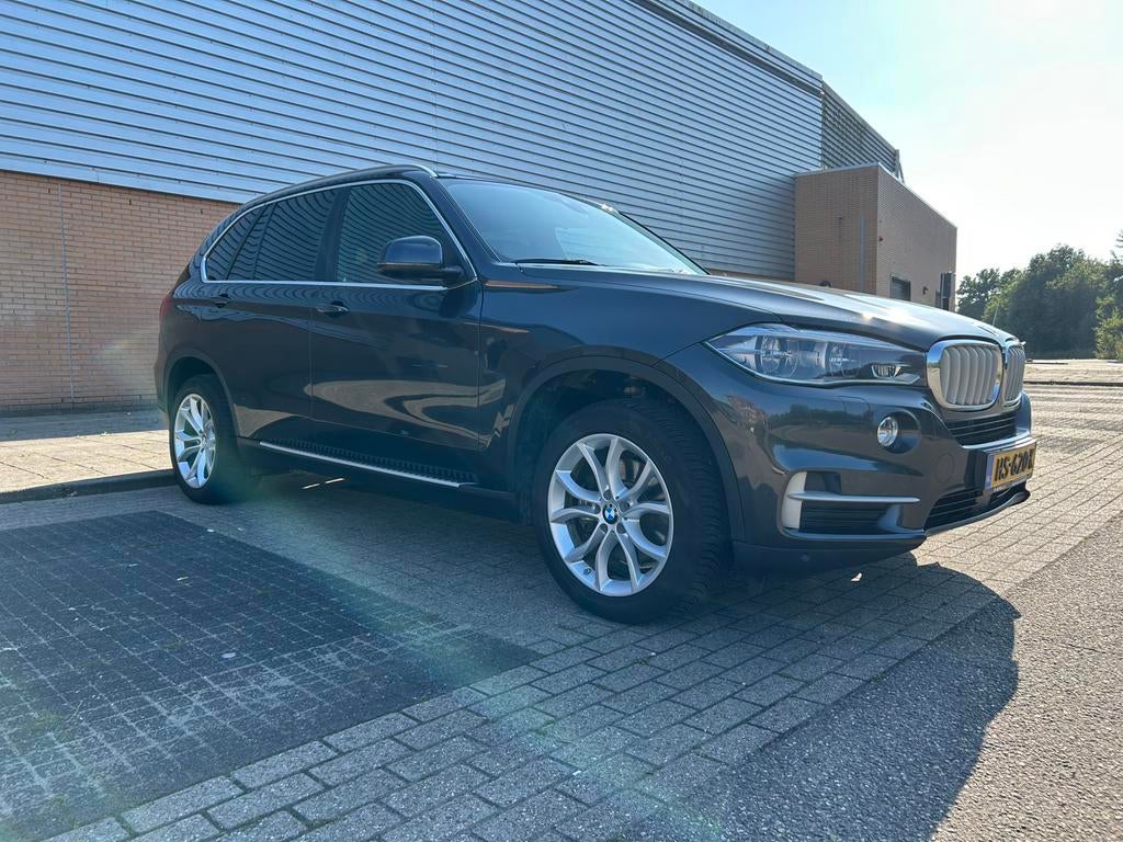 BMW X5 Xdrive 40E Plug-In Aut 2015 Grijs NAP VOL OPTIES, Auto's, BMW, X5, 4 cilinders, Bruin, 147 €/maand