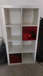 Witte vakkenkast met rode deurtjes, Ophalen, Kunststof, 100 tot 150 cm, 50 tot 100 cm