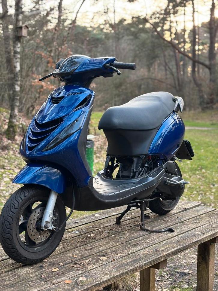 Nette Piaggio zip 50cc 2 takt 2016, Fietsen en Brommers, Scooters | Piaggio, Zo goed als nieuw, Zip, Benzine, Ophalen