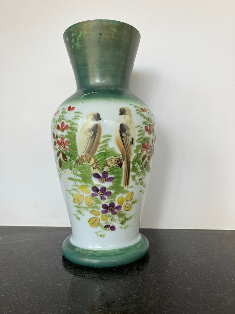 Antieke melkglazen vaas met handgeschilderde vogels en bloem, Ophalen