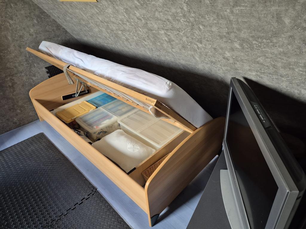 Gratis!!!Bed, matras, kast, Ophalen, Gebruikt, Eenpersoons, Beige