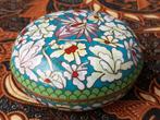Mooi oud Chinees doosje van cloisonne met bloemen 8,1 cm., Ophalen of Verzenden
