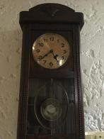 Antieke wandklok met slinger, Ophalen