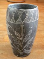 Vaas, zwart met afbeeldingen van planten en vissen., Overige materialen, Zwart, Ophalen of Verzenden, Zo goed als nieuw