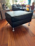 Zwarte leren hocker bank met metalen poten, Huis en Inrichting, Banken | Voetenbanken en Poefen, Gebruikt, Vierkant, Leer, Ophalen of Verzenden