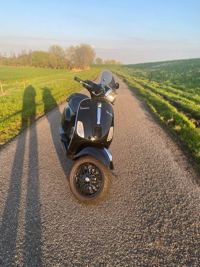Vespa S50 4takt geel kenteken met Akrapovic uitlaat, Fietsen en Brommers, Scooters | Vespa, Ophalen, Gebruikt, Overige modellen
