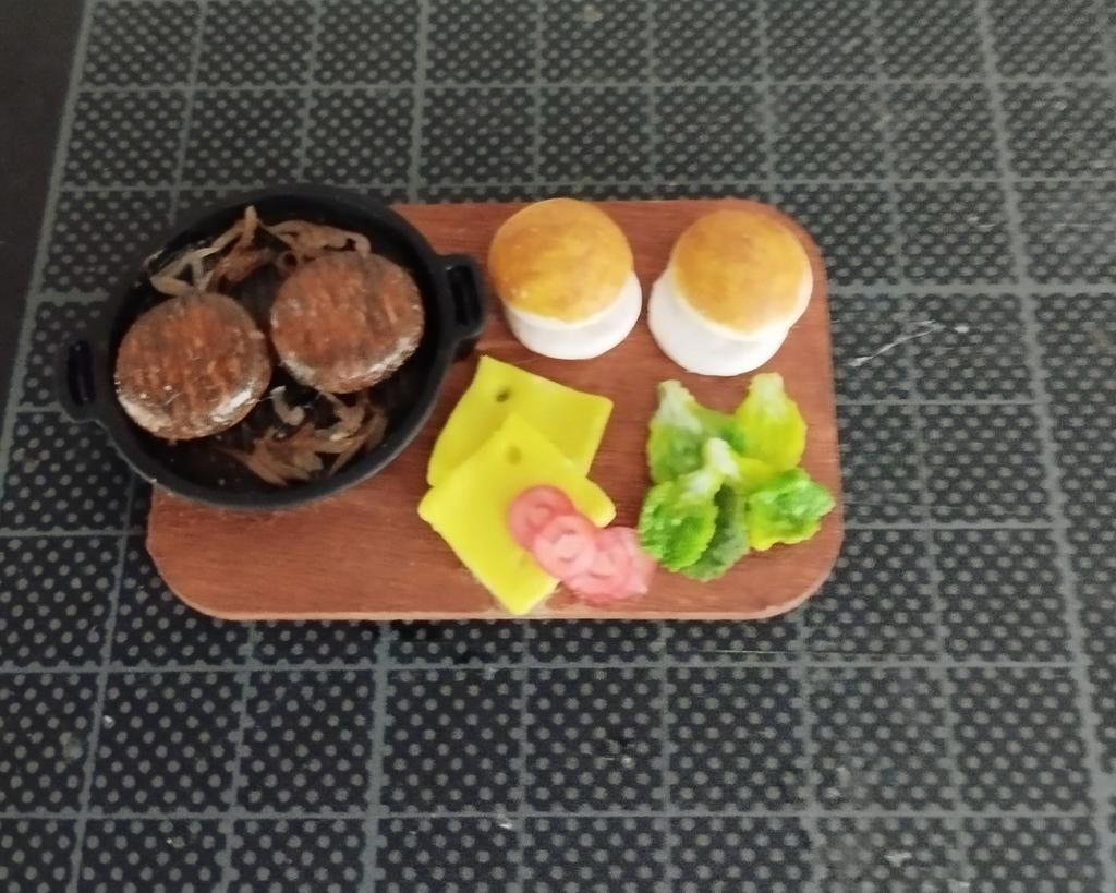 PLANK MET GRILL PAN EN HAMBURGERS VOOR POPPENHUIS 1:12, Ophalen of Verzenden, Nieuw, Poppenhuis