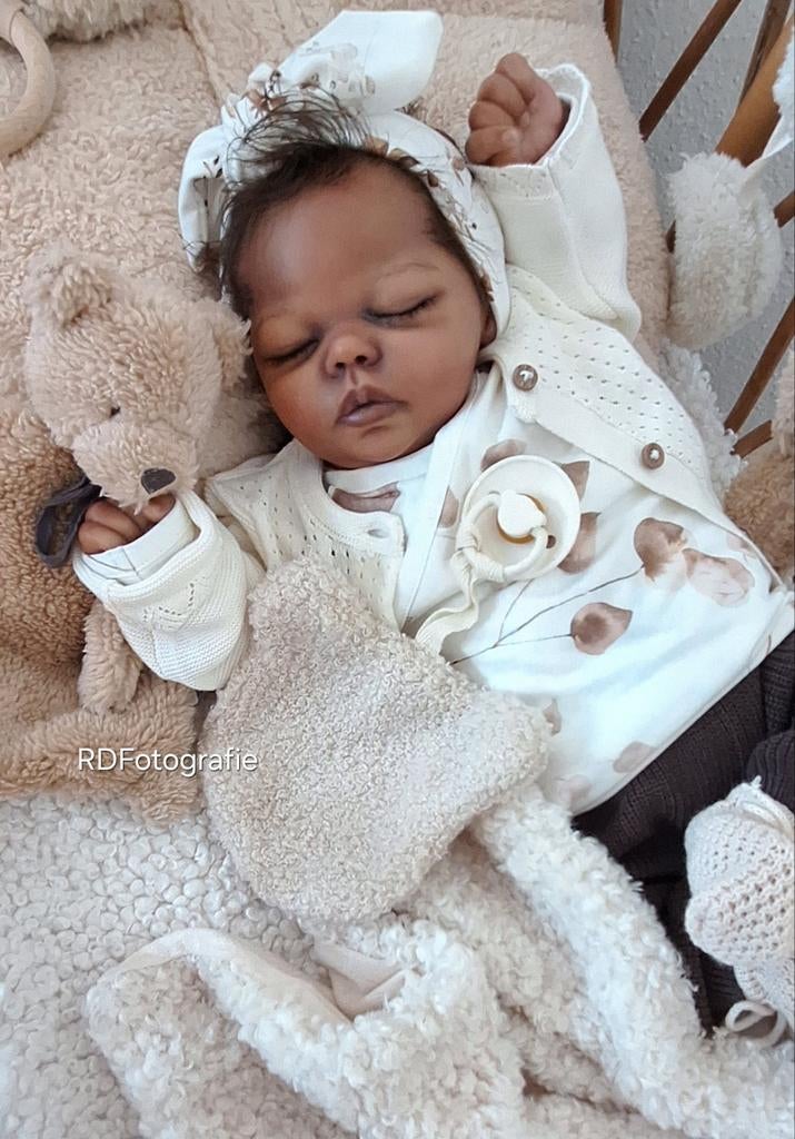 Mooi getinte reborn baby girl Tia, Verzamelen, Ophalen of Verzenden, Zo goed als nieuw, Babypop, Levensecht of Reborn