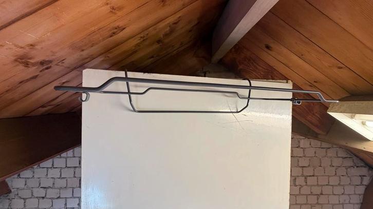 Twee zwarte bloembakken met metalen houder voor aan balkon, Tuin en Terras, Bloembakken en Plantenbakken, Gebruikt, Kunststof