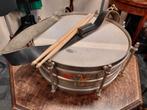 Vintage tamboerstrommel met stokken en draagriem., Ophalen, Fa.Weersel & zn. Enschede, Trommel, Niet bekend