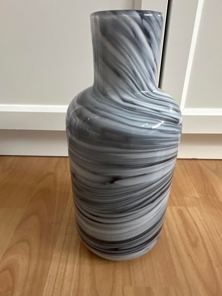 IKEA PS 2017 Lina Vuorivirta Grijze Swirl Vaas Handgeblazen, Antiek en Kunst, Ophalen of Verzenden