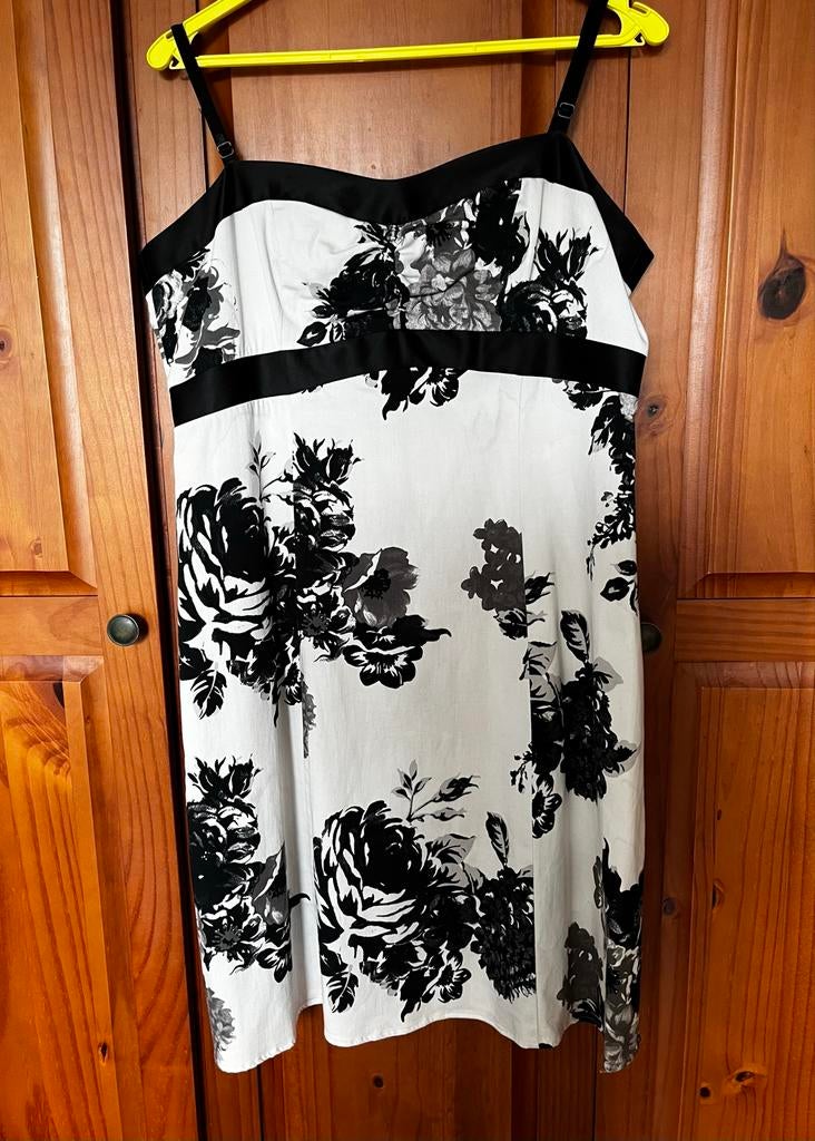 Zwart-witte feestelijke jurk van Steps, maat 44, Zwart, Maat 42/44 (L), Ophalen of Verzenden, Knielengte