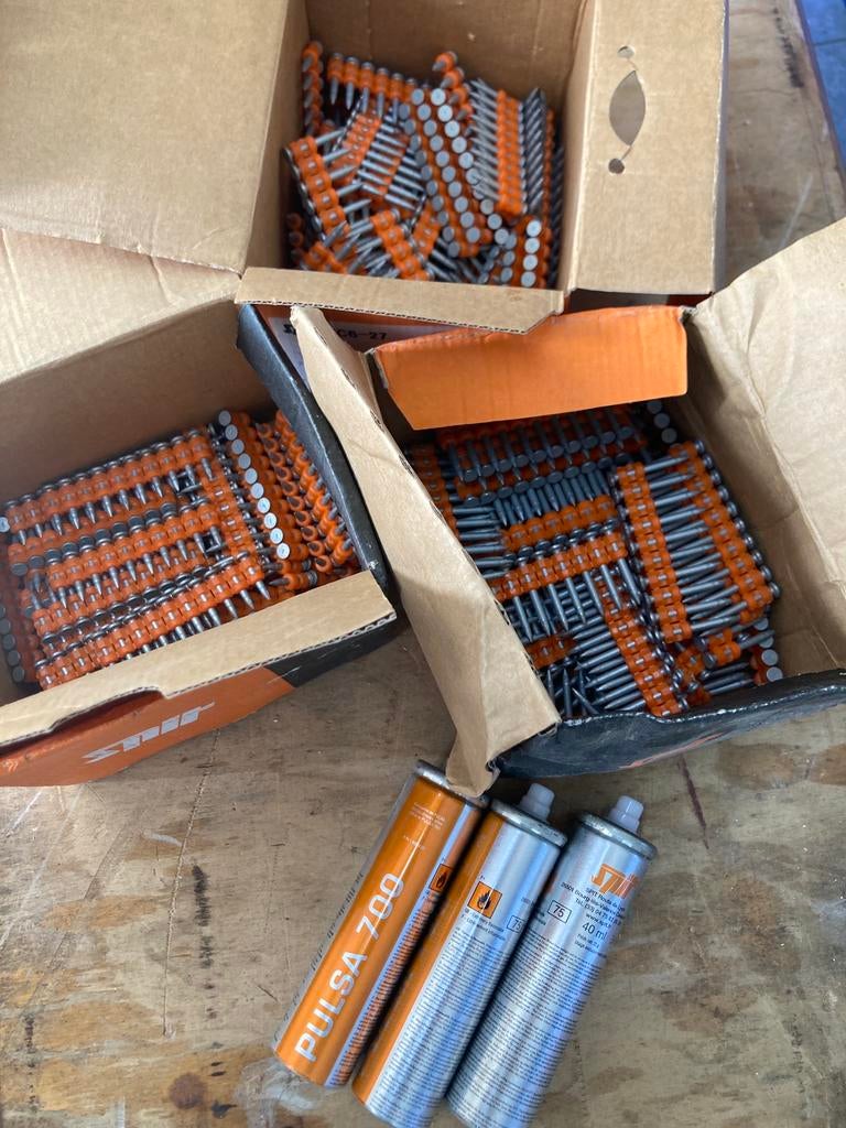 Schietnagels en gaspatronen Spit Pulsa 700, Doe-het-zelf en Verbouw, Gereedschap | Handgereedschap, Ophalen of Verzenden, Zo goed als nieuw