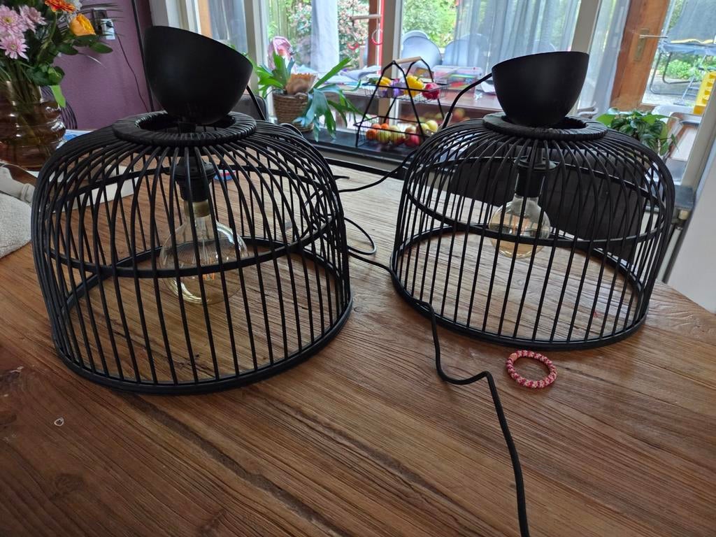 2 zwarte rotan hanglampen - industrieel/modern, Huis en Inrichting, Ophalen, Overige materialen, Gebruikt, Industrieel, Modern, Bohemian