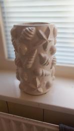 Decoratieve vaas met schelpen reliëf, Huis en Inrichting, Ophalen, Overige kleuren, Glas, Minder dan 50 cm