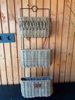 Riviera Maison Krantenbak / Wandrek met 3 manden, Huis en Inrichting, Woonaccessoires | Krantenbakken en Lectuurbakken, Ophalen