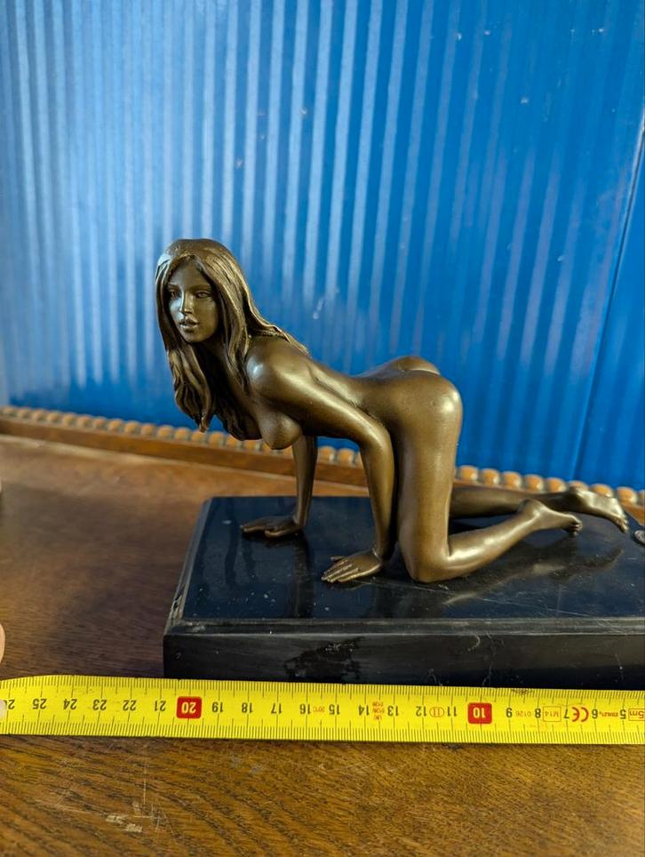 Bronzen beeldje van een naakte vrouw op marmeren sokkel, Antiek en Kunst, Kunst | Beelden en Houtsnijwerken, Ophalen of Verzenden