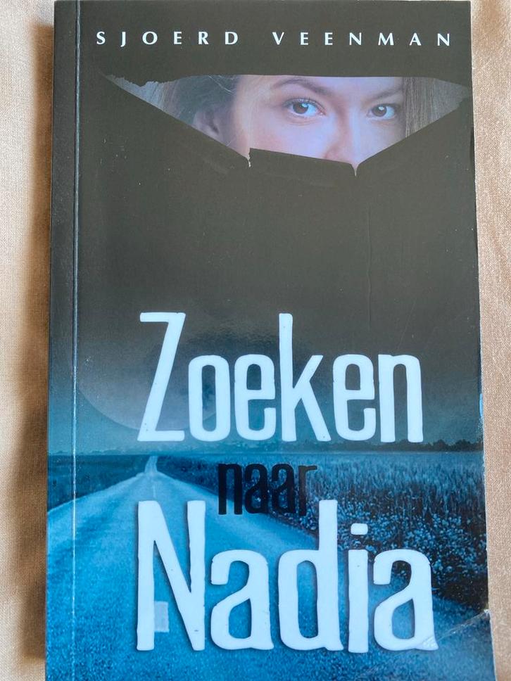 Zoeken naar Nadia - Sjoerd Veenman (Thriller), Boeken, Thrillers, Gelezen, Nederland, Ophalen of Verzenden