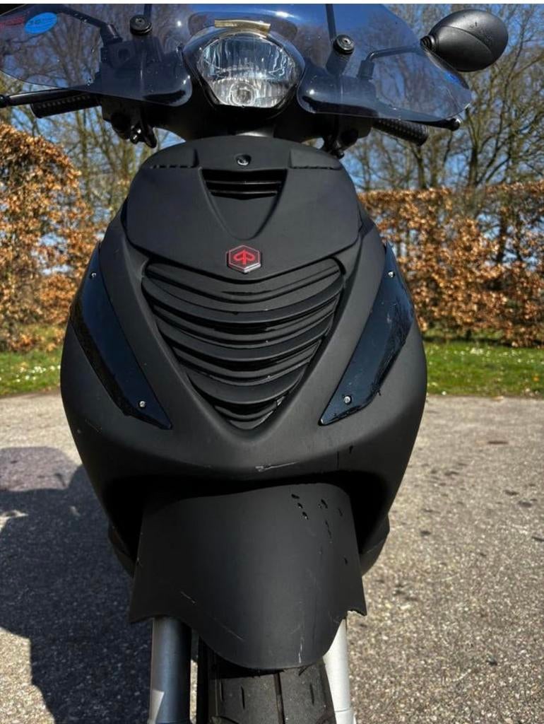 Scooter Piaggio Zip mat zwart, Fietsen en Brommers, Scooters | Piaggio, Zo goed als nieuw, Zip, Maximaal 25 km/u, Benzine, Ophalen