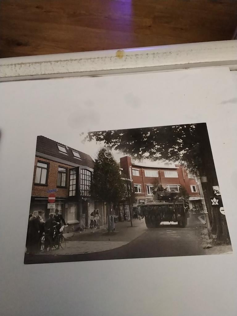 CANADESE MIJNENVEGER CHURCHILTANK IN DE LANGSTRAAT 1945., Verzamelen, Ansichtkaarten | Themakaarten, Ophalen of Verzenden, 1940 tot 1960