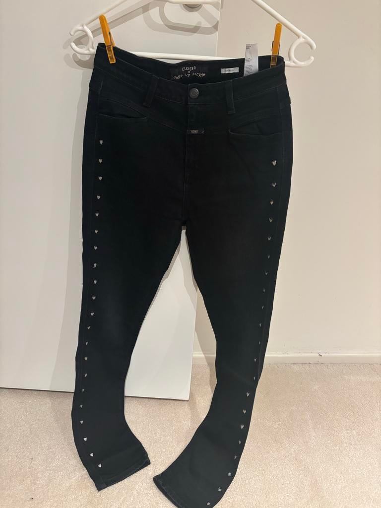 Zwarte spijkerbroek met hartjes van Closed maat 27, Ophalen of Verzenden, Zo goed als nieuw, Zwart, W28 - W29 (confectie 36)