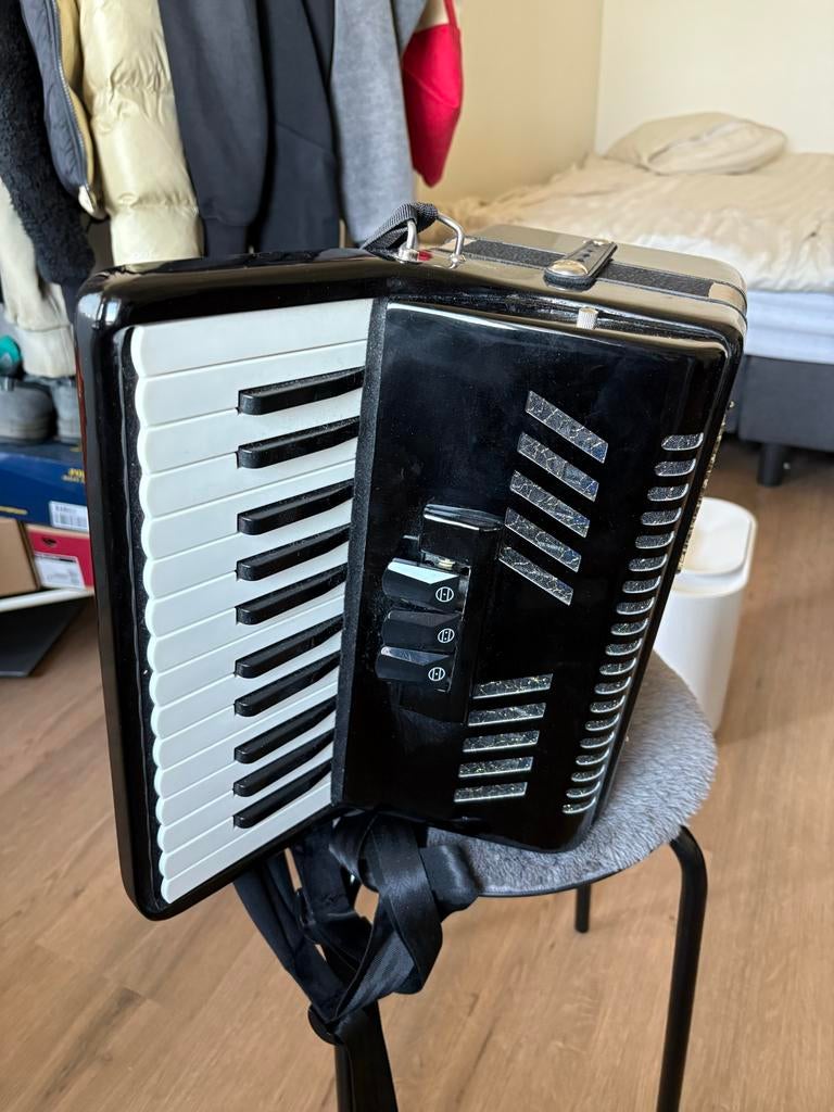 Startone Piano Accordeon 48 Bas Zwart MKII, Muziek en Instrumenten, Accordeons, 48-bas, Met riemen, Toetsaccordeon, Zo goed als nieuw