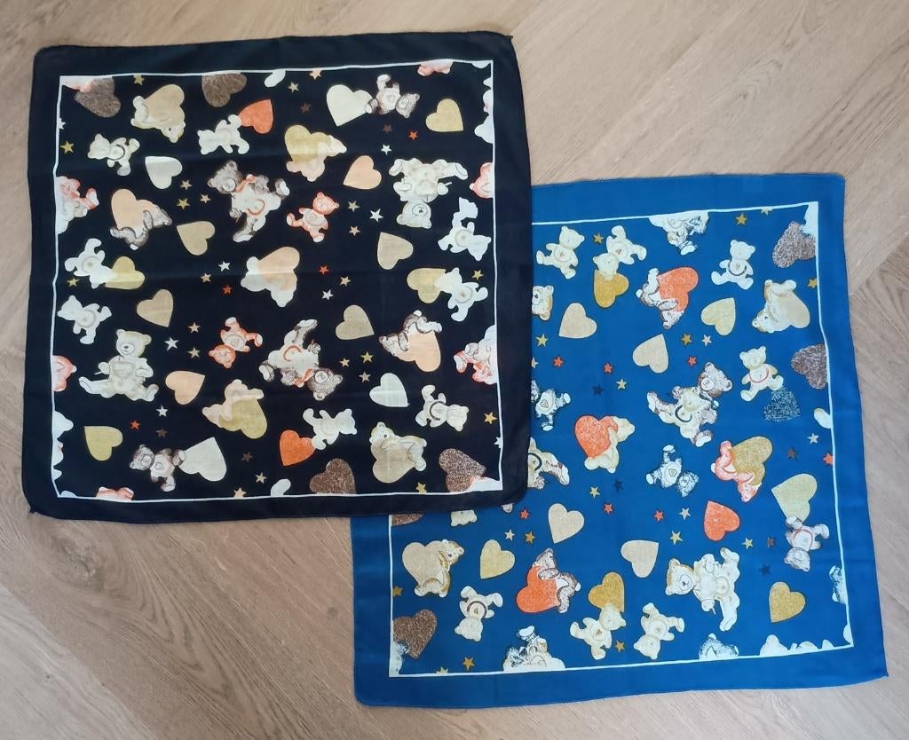 2 Sjaaltjes met afbeelding van beertjes en hartjes., Kinderen en Baby's, Kindermode-accessoires, Ophalen of Verzenden, Zo goed als nieuw