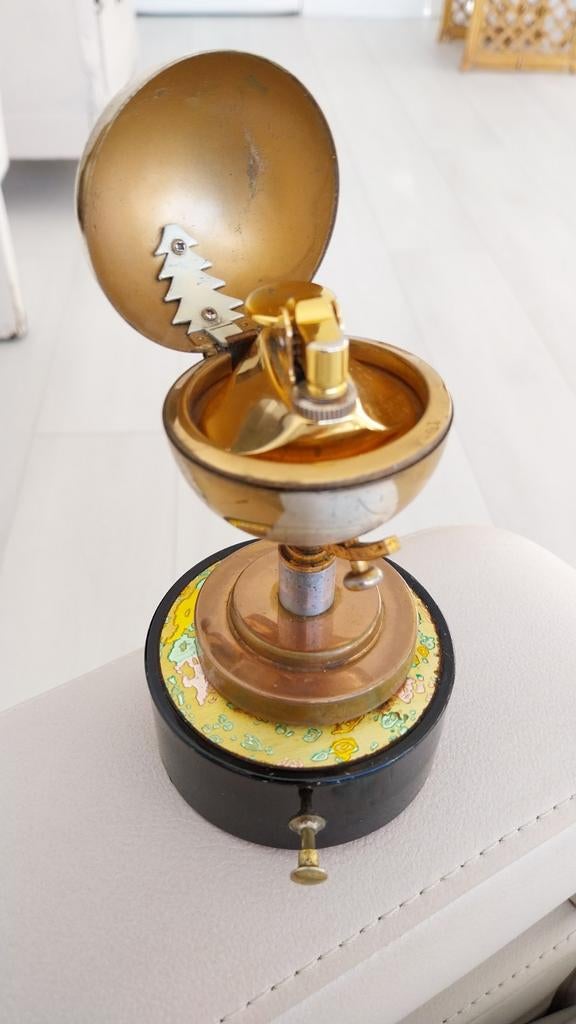 Aansteker draaiende wereldbol ,en muziek, Ophalen of Verzenden, Aansteker