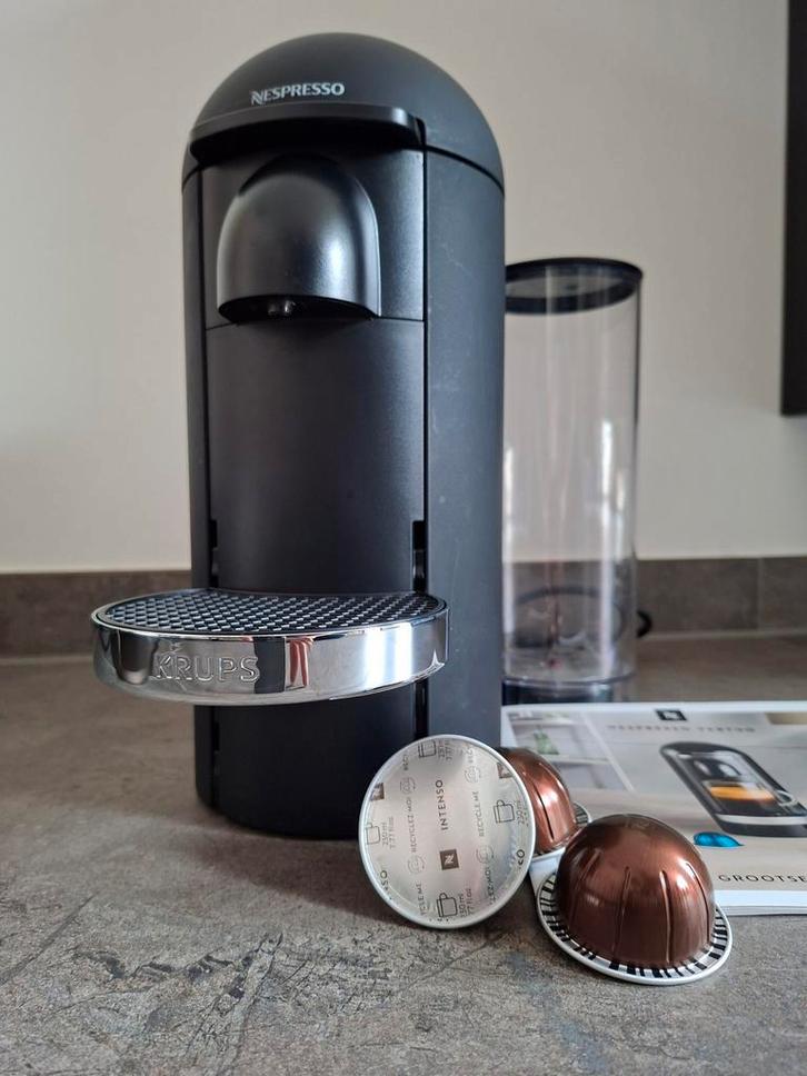 Nespresso Vertuo koffiemachine (grote cups), Witgoed en Apparatuur, Koffiezetapparaten, Gebruikt, Koffiepads en cups, Koffiemachine