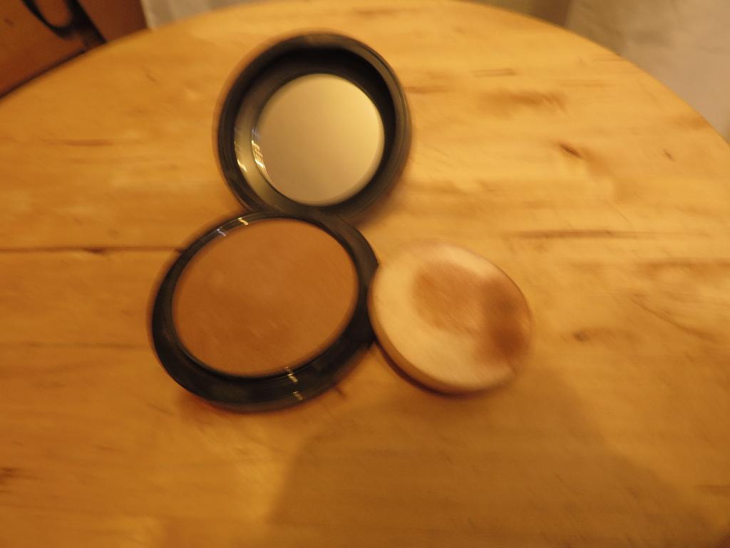 Mac dark deepest mineralize skinfinish natural, Gebruikt, Bruin, Gehele gezicht, Ophalen of Verzenden