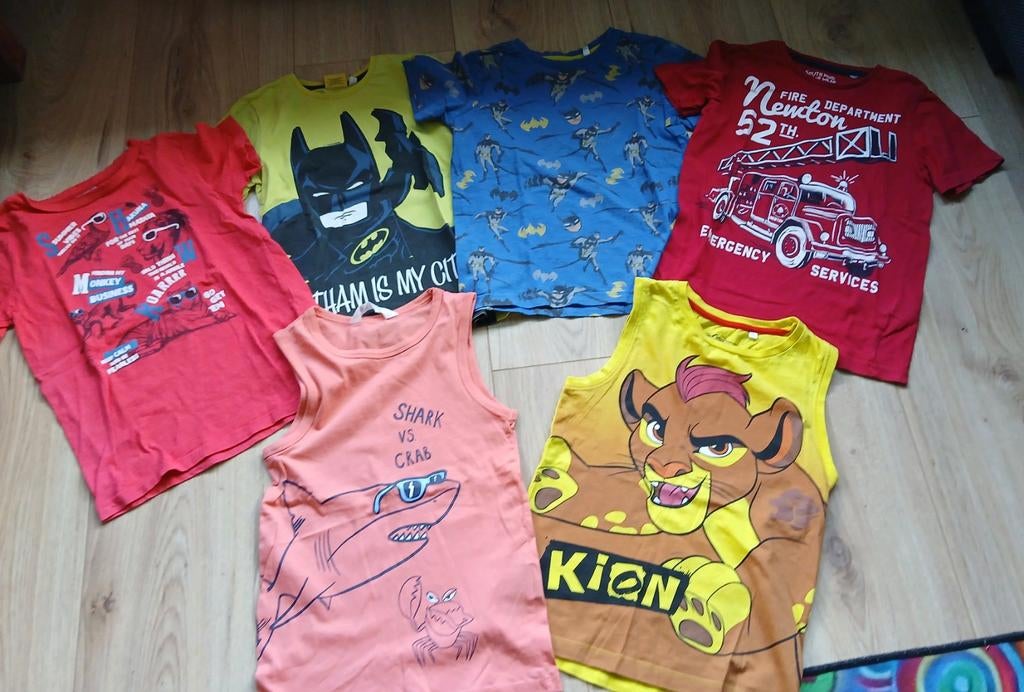 4 T-shirts en 2 hemdjes oa batman, lion king, brandweer, Ophalen of Verzenden, Zo goed als nieuw, Jongen, Shirt of Longsleeve