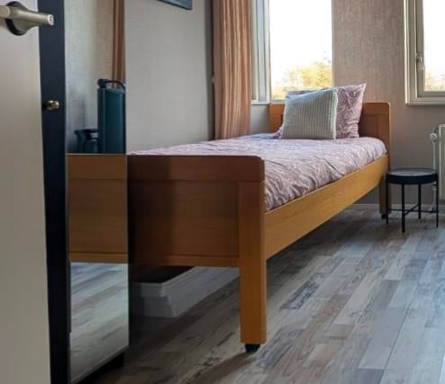 TK Goed 1-pers bed op wielen en beweegbaar, Ophalen, Eenpersoons, 90 cm