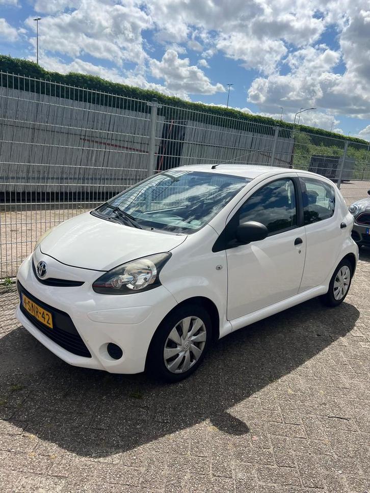 Toyota Aygo 1.0 12V Vvt-i 5DRS 2013 Wit, Auto's, Toyota, Bedrijf, Aygo, Benzine, A, Hatchback, Handgeschakeld, Origineel Nederlands