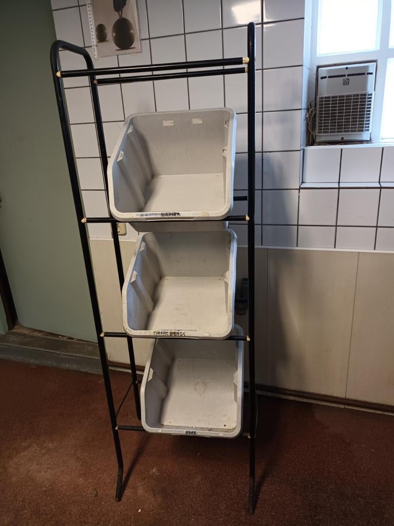 Krattenrek met 3 witte bakken, Ophalen