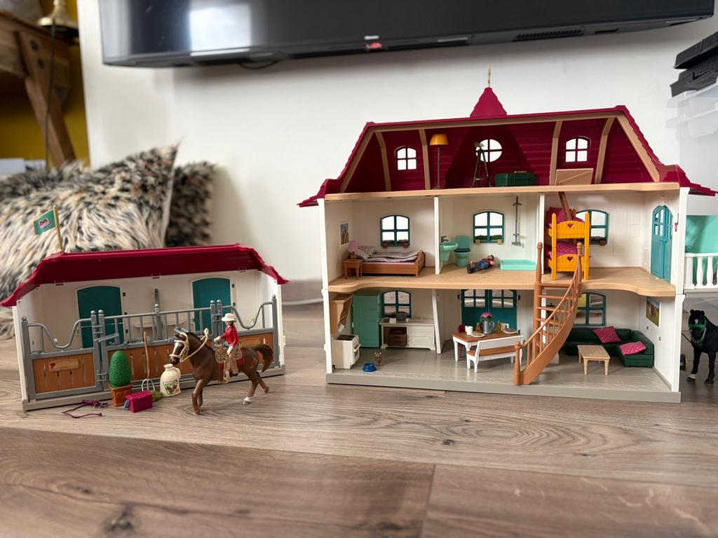 Schleich Paardenstal en Groot Huis met Meubels, Ophalen, Zo goed als nieuw, Poppenhuis