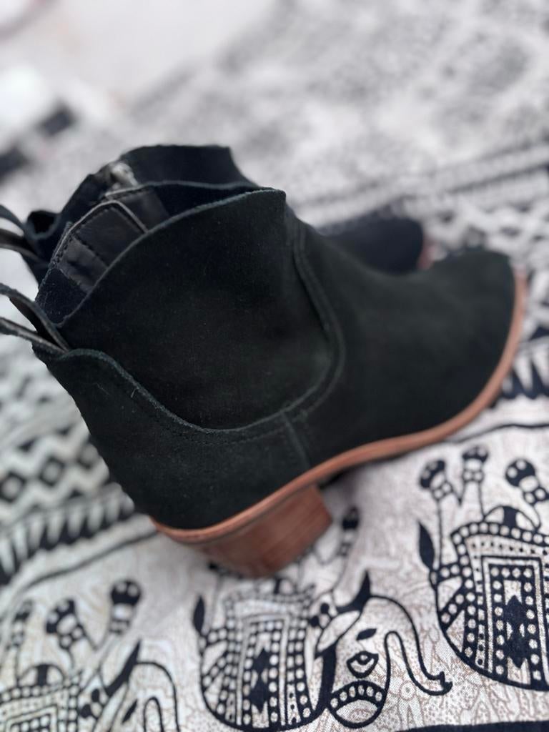 UGG Suède Leren Laarsjes Maat 36 - Zo goed als nieuw, Kleding | Dames, Schoenen, Ophalen of Verzenden, Zo goed als nieuw, Zwart