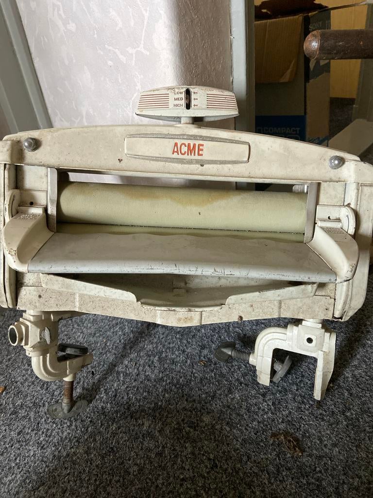 Witte ouderwetse wringer Acme, Ophalen, Gebruikt