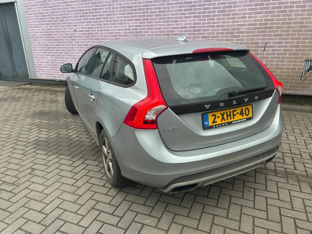 Volvo V60 1.6 T3 Kinetic | Parkeersensoren | Bi-Xenon Koplam, Stof, Gebruikt, Zwart, 4 cilinders