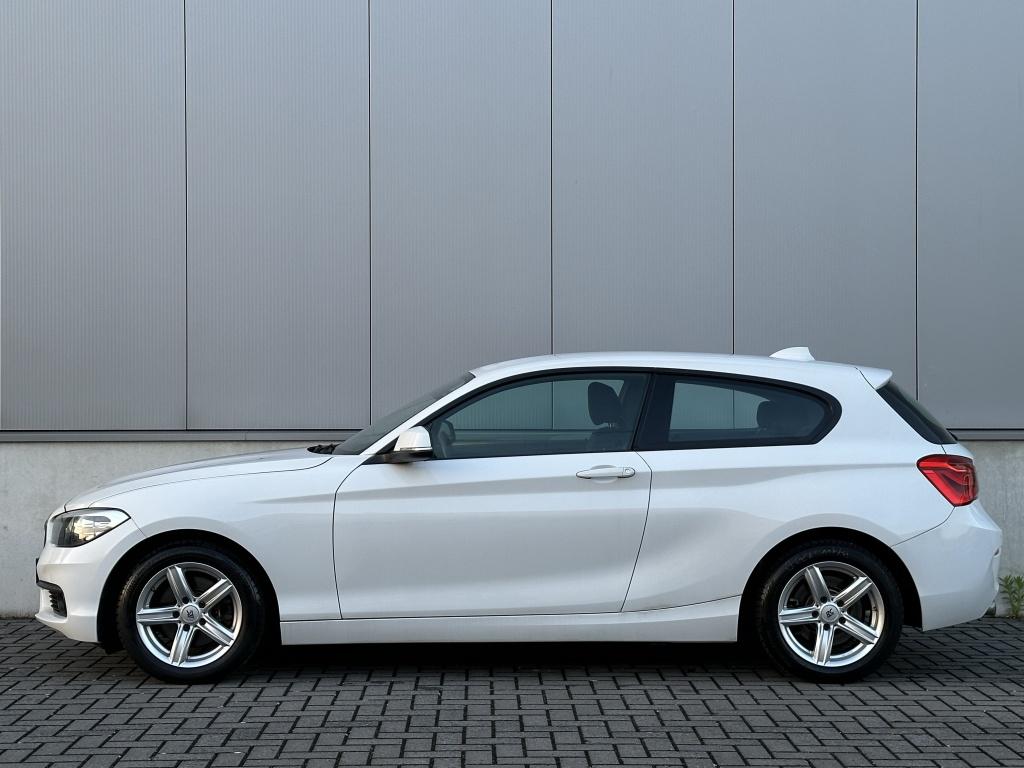 BMW 1-serie 120i Executive AUT M2017 NAVI PDC SPORTVELGEN LA, Auto's, Stof, Gebruikt, 4 stoelen, Bedrijf