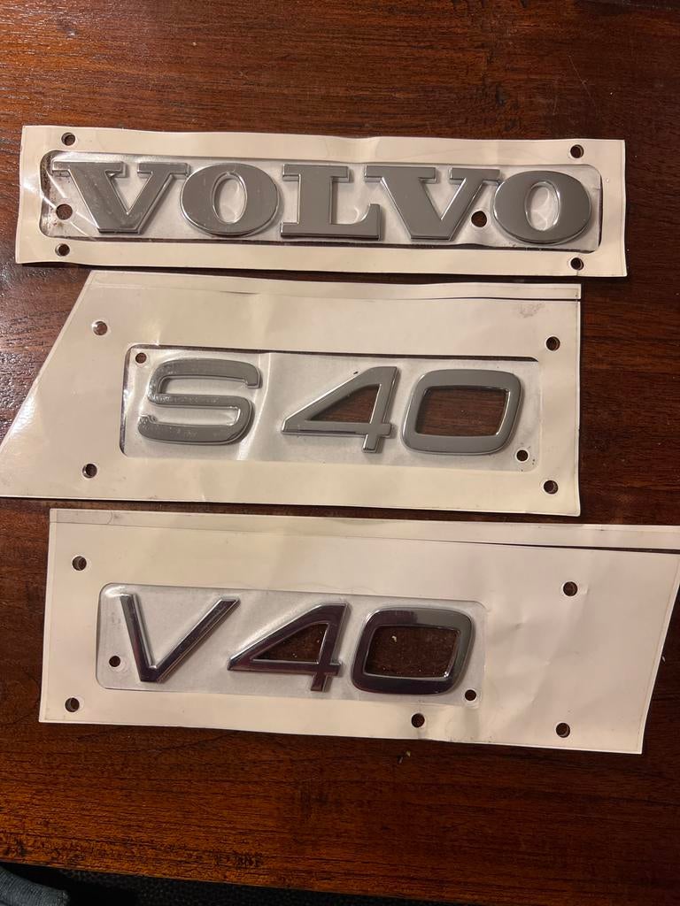 Originele Volvo S40 V40 Typeaanduiding Carrosserie Jaren '90, Achterklep, Nieuw, Ophalen of Verzenden, Volvo